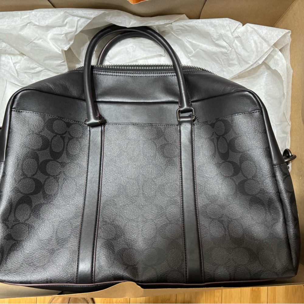 Coach carryall shoulder messenger/laptop bag.